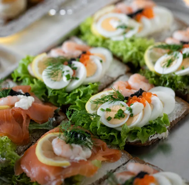 Smørrebrød mit Ei und Shrimps