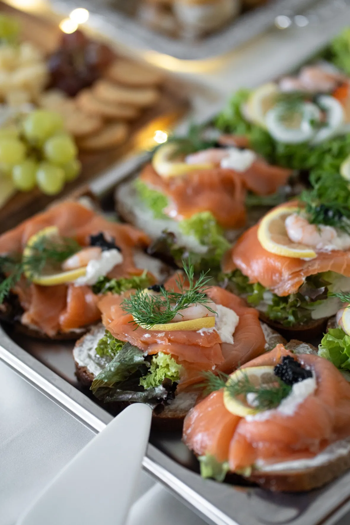 Frisch belegtes Smørrebrød mit Lachs