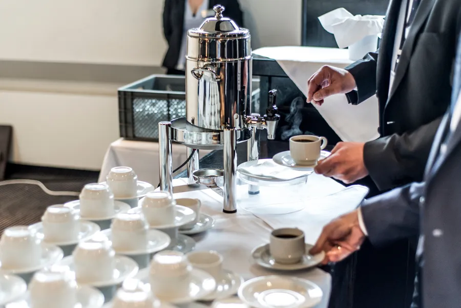 Kaffee und Tee, angerichtet für die Veranstaltung