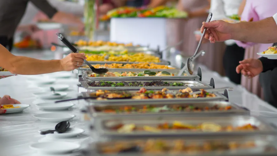 Warmes Buffet, stilvoll angerichtet