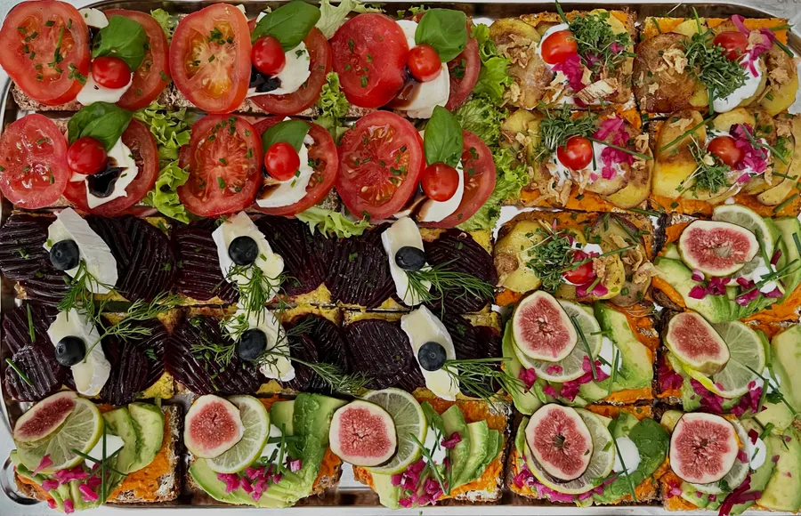 Vegetarisches Smørrebrød, frisch angerichtet