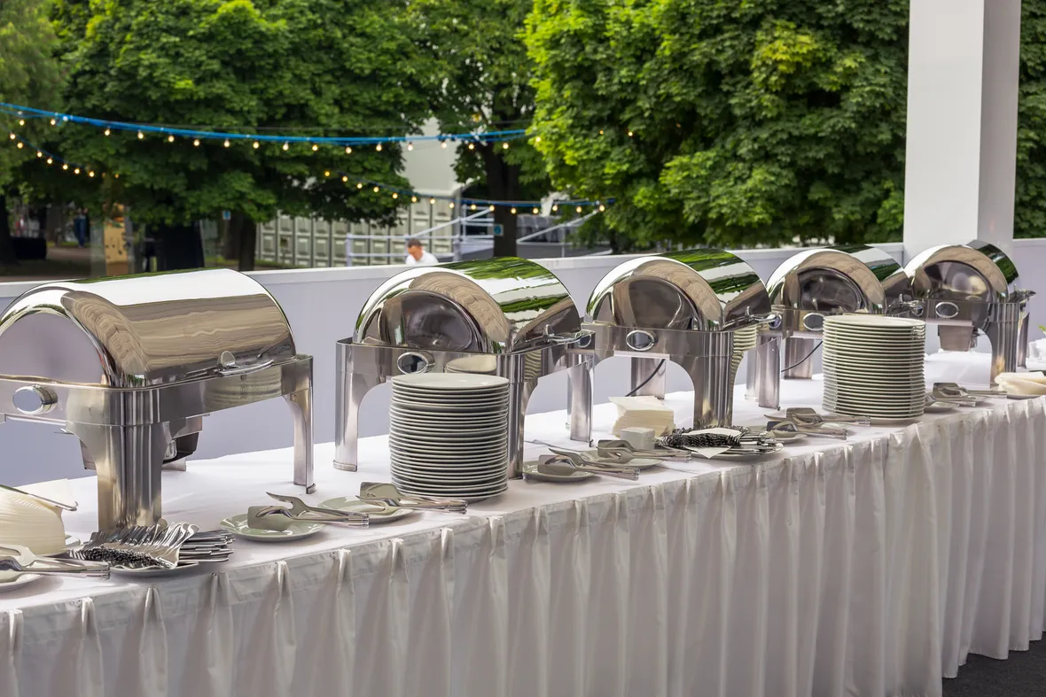 Warmes Buffet im Freien mit Chafing-Dishes